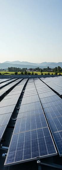 Panneau solaire photovoltaïque sur le toit d'un bâtiment avec vue sur la campagne
