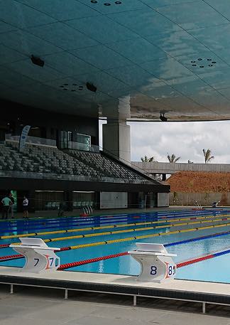 Piscine olympique avec starting-blocks pour le conseil ingénierie projet