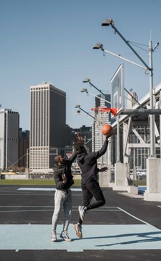Deux hommes jouent au basketball, conseil ingénierie projet