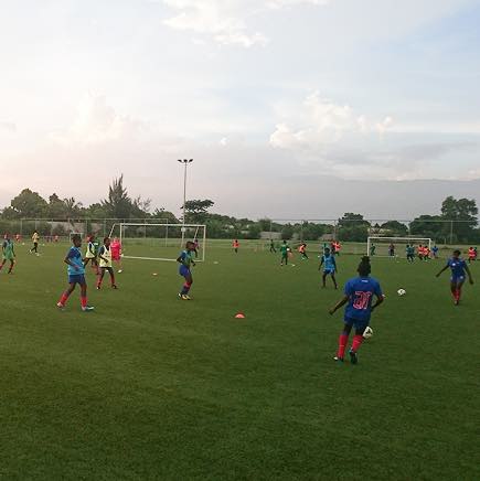Des jeunes joueurs de football s'entraînent sur un terrain de football